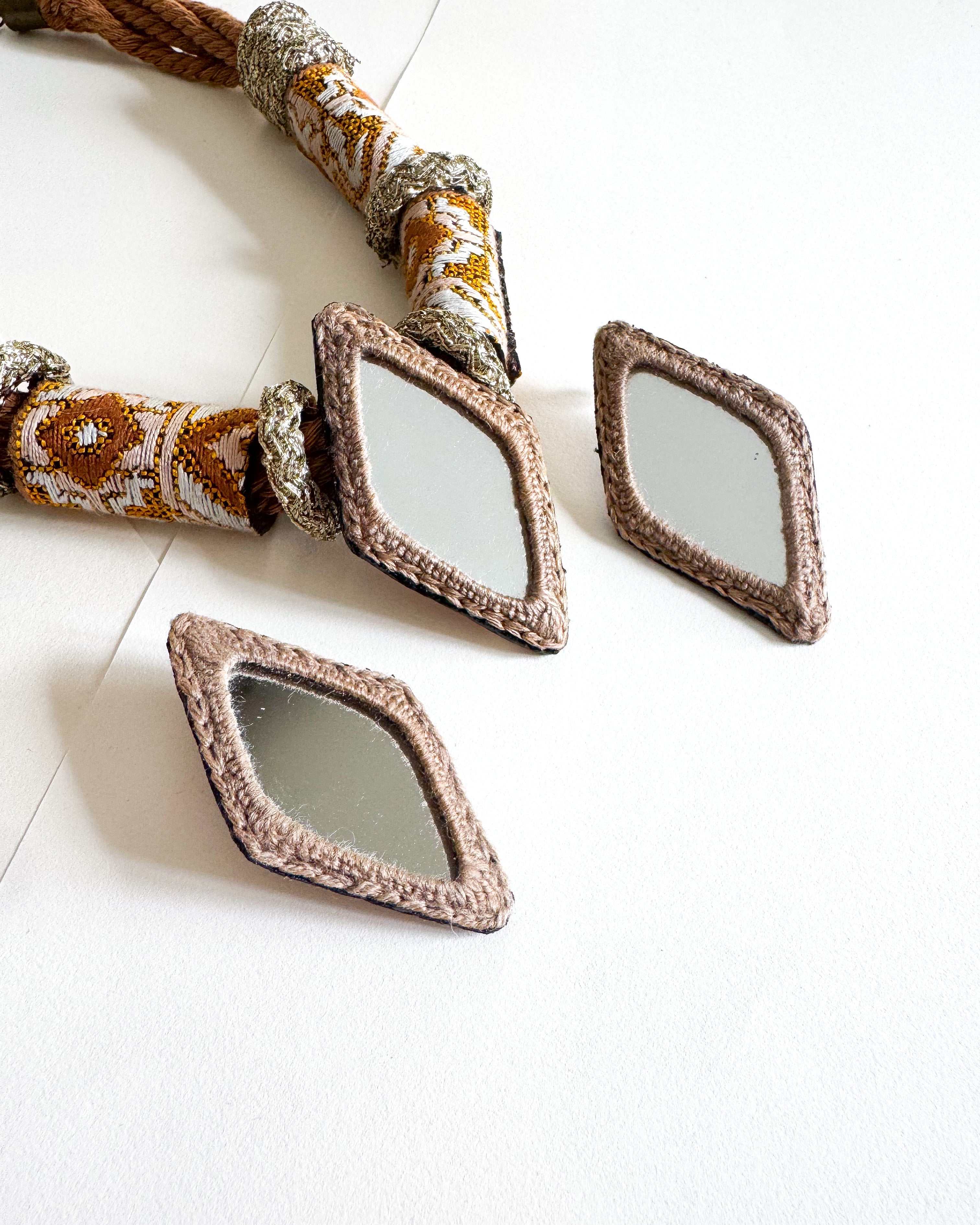 PROSHUT NECKLACE EARRINGS MIRROR SET