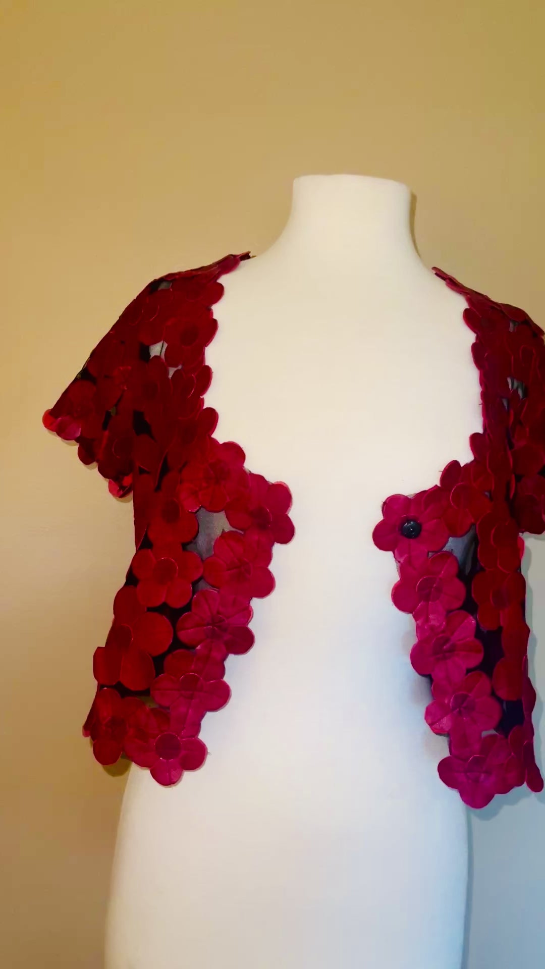 Load video: DAISY CROPPED OPEN FRONT TOP