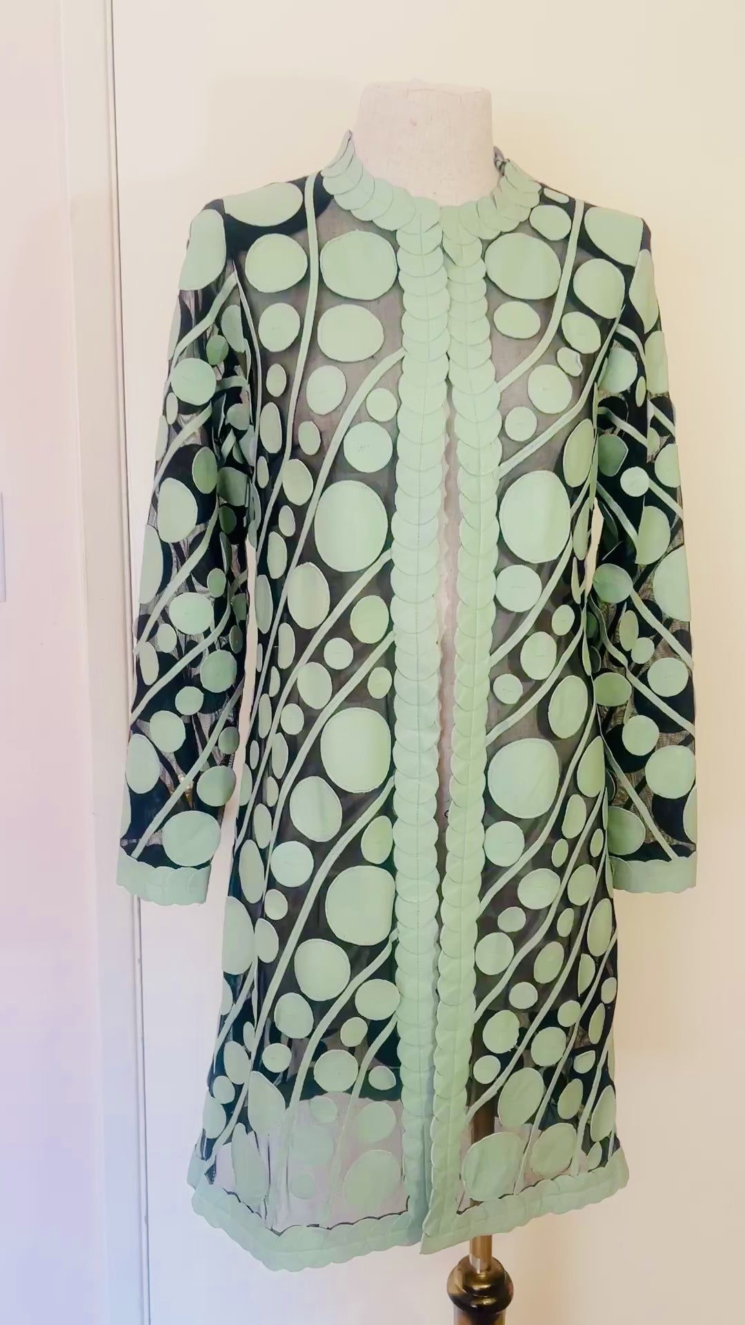 Load video: CIRCLES LONG JACKET GREEN
