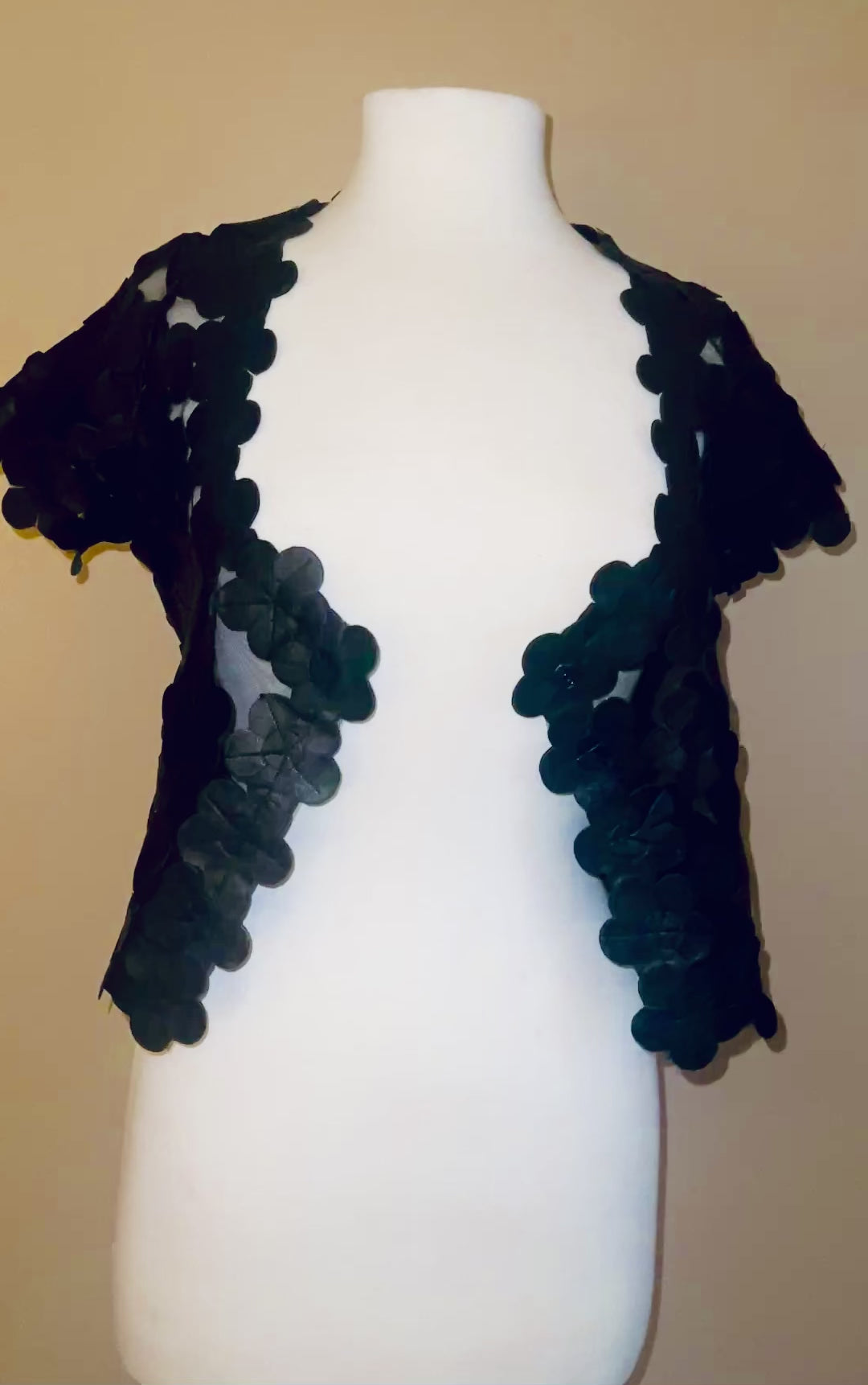 Load video: DAISY CROPPED OPEN FRONT TOP